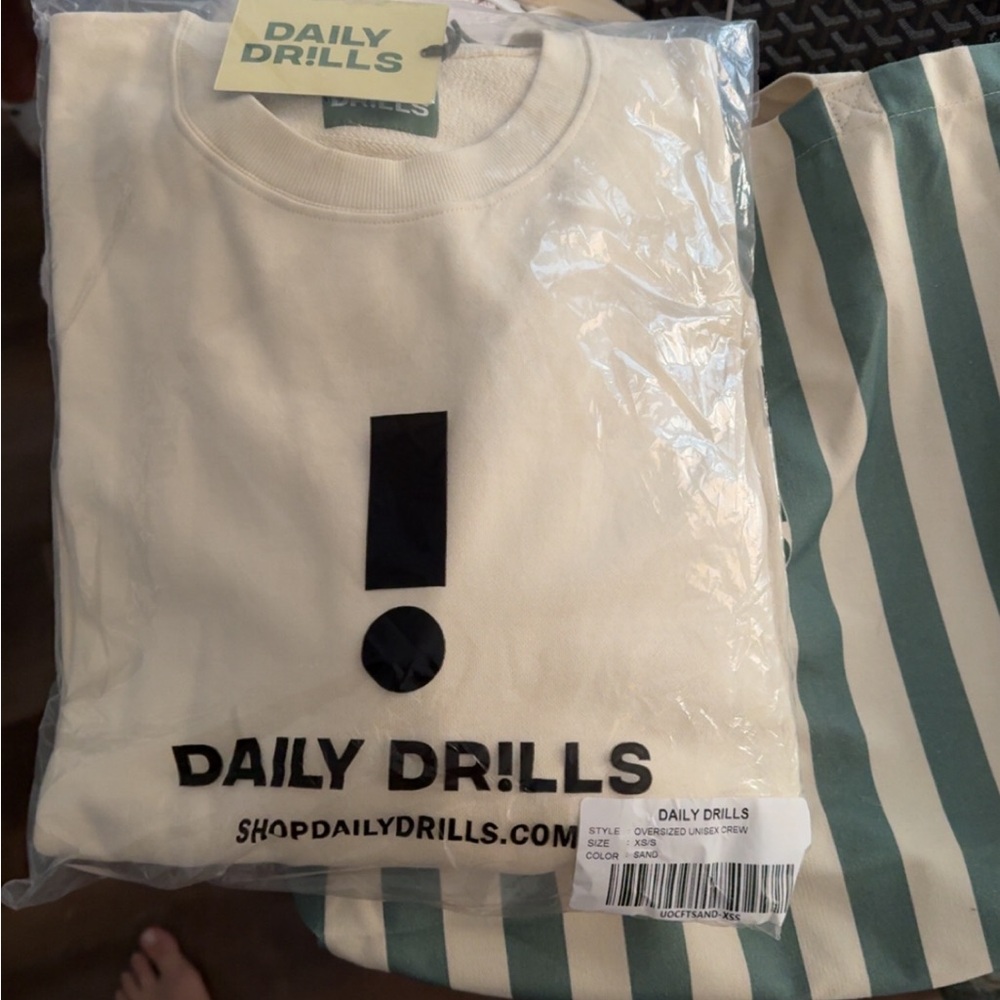 Oversized Crewneck + DD Tote !!! NWT 🤗